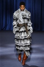 ジバンシィ 2018-19年秋冬コレクション - 暗闇で引き立つグラマーな魅力｜写真2