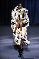 ジバンシィ 2018-19年秋冬コレクション - 暗闇で引き立つグラマーな魅力｜写真3