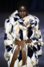 ジバンシィ 2018-19年秋冬コレクション - 暗闇で引き立つグラマーな魅力｜写真4