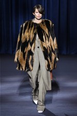 ジバンシィ 2018-19年秋冬コレクション - 暗闇で引き立つグラマーな魅力｜写真5