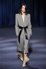 ジバンシィ 2018-19年秋冬コレクション - 暗闇で引き立つグラマーな魅力｜写真6