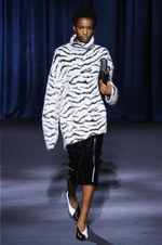 ジバンシィ 2018-19年秋冬コレクション - 暗闇で引き立つグラマーな魅力｜写真9