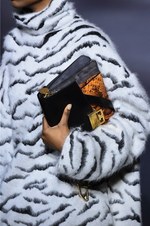 ジバンシィ 2018-19年秋冬コレクション - 暗闇で引き立つグラマーな魅力｜写真10