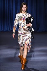 ジバンシィ 2018-19年秋冬コレクション - 暗闇で引き立つグラマーな魅力｜写真14