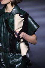 ジバンシィ 2018-19年秋冬コレクション - 暗闇で引き立つグラマーな魅力｜写真17