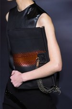 ジバンシィ 2018-19年秋冬コレクション - 暗闇で引き立つグラマーな魅力｜写真19