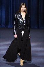 ジバンシィ 2018-19年秋冬コレクション - 暗闇で引き立つグラマーな魅力｜写真20