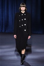 ジバンシィ 2018-19年秋冬コレクション - 暗闇で引き立つグラマーな魅力｜写真22