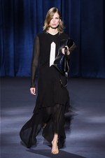 ジバンシィ 2018-19年秋冬コレクション - 暗闇で引き立つグラマーな魅力｜写真23