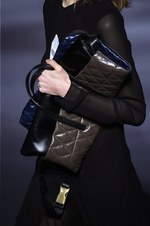 ジバンシィ 2018-19年秋冬コレクション - 暗闇で引き立つグラマーな魅力｜写真24