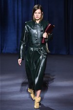 ジバンシィ 2018-19年秋冬コレクション - 暗闇で引き立つグラマーな魅力｜写真25