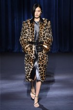 ジバンシィ 2018-19年秋冬コレクション - 暗闇で引き立つグラマーな魅力｜写真26