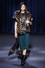 ジバンシィ 2018-19年秋冬コレクション - 暗闇で引き立つグラマーな魅力｜写真28