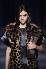 ジバンシィ 2018-19年秋冬コレクション - 暗闇で引き立つグラマーな魅力｜写真29