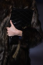 ジバンシィ 2018-19年秋冬コレクション - 暗闇で引き立つグラマーな魅力｜写真31