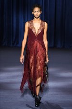 ジバンシィ 2018-19年秋冬コレクション - 暗闇で引き立つグラマーな魅力｜写真32