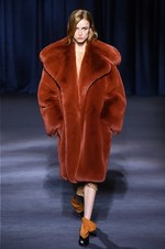 ジバンシィ 2018-19年秋冬コレクション - 暗闇で引き立つグラマーな魅力｜写真34