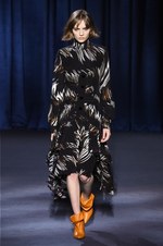 ジバンシィ 2018-19年秋冬コレクション - 暗闇で引き立つグラマーな魅力｜写真35