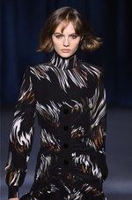 ジバンシィ 2018-19年秋冬コレクション - 暗闇で引き立つグラマーな魅力｜写真36