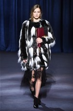 ジバンシィ 2018-19年秋冬コレクション - 暗闇で引き立つグラマーな魅力｜写真37