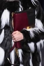 ジバンシィ 2018-19年秋冬コレクション - 暗闇で引き立つグラマーな魅力｜写真38