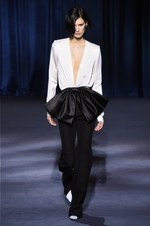 ジバンシィ 2018-19年秋冬コレクション - 暗闇で引き立つグラマーな魅力｜写真43