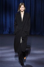 ジバンシィ 2018-19年秋冬コレクション - 暗闇で引き立つグラマーな魅力｜写真47