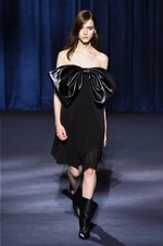 ジバンシィ 2018-19年秋冬コレクション - 暗闇で引き立つグラマーな魅力｜写真50