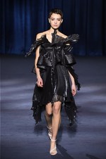 ジバンシィ 2018-19年秋冬コレクション - 暗闇で引き立つグラマーな魅力｜写真53