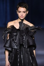 ジバンシィ 2018-19年秋冬コレクション - 暗闇で引き立つグラマーな魅力｜写真54