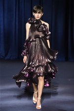 ジバンシィ 2018-19年秋冬コレクション - 暗闇で引き立つグラマーな魅力｜写真55