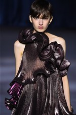 ジバンシィ 2018-19年秋冬コレクション - 暗闇で引き立つグラマーな魅力｜写真56