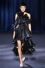 ジバンシィ 2018-19年秋冬コレクション - 暗闇で引き立つグラマーな魅力｜写真57