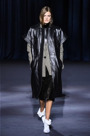 ジバンシィ 2018-19年秋冬コレクション - 暗闇で引き立つグラマーな魅力｜写真8