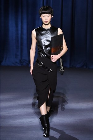 ジバンシィ 2018-19年秋冬コレクション - 暗闇で引き立つグラマーな魅力｜写真18