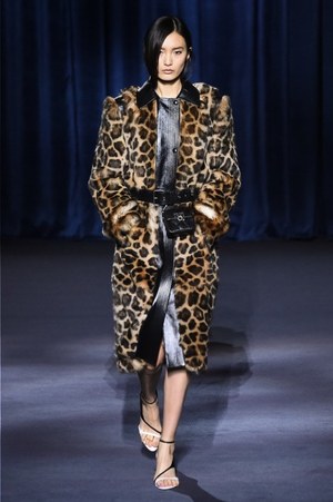 ジバンシィ 2018-19年秋冬コレクション - 暗闇で引き立つグラマーな魅力｜写真26