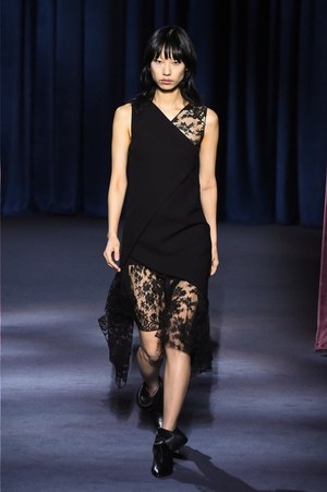ジバンシィ 2018-19年秋冬コレクション - 暗闇で引き立つグラマーな魅力｜写真39