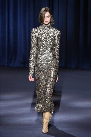 ジバンシィ 2018-19年秋冬コレクション - 暗闇で引き立つグラマーな魅力｜写真46