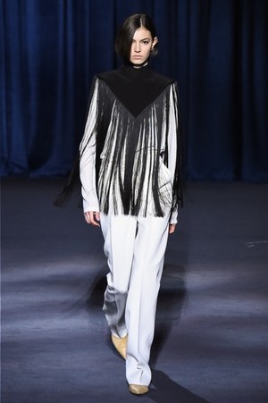 ジバンシィ 2018-19年秋冬コレクション - 暗闇で引き立つグラマーな魅力｜写真49
