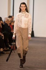 クロエ 2018-19年秋冬コレクション - 伝統は未来へ向けどのように受け継がれるべきなのか｜写真16