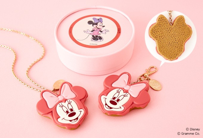 Q-pot.よりディズニー “ミニーマウス”型ストロベリーケーキのチャームやネックレス | 写真