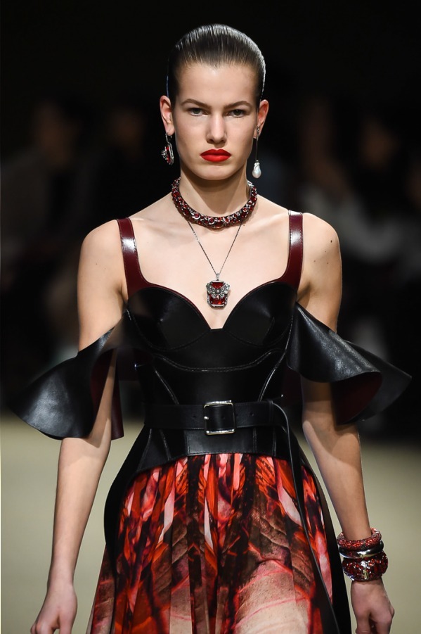 アレキサンダー・マックイーン(Alexander McQueen) 2018-19年秋冬ウィメンズコレクション  - 写真5