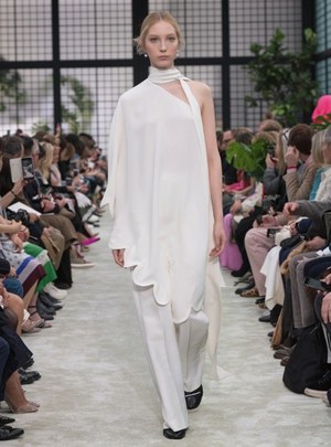 ヴァレンティノ 2018年秋冬ウィメンズコレクション - 女性の心に刻まれたロマンティシズム｜写真50
