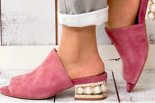 ジェフリーキャンベルの新作シューズ、ピンクカラーにパール＆ビジューのヒールを合わせて