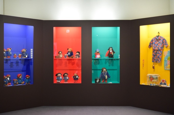 「生誕60周年記念 くまのパディントン展」が東京・広島に、絵本の原画や各国ぬいぐるみ展示｜写真12