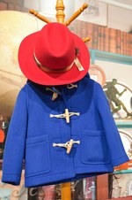 「生誕60周年記念 くまのパディントン展」が東京・広島に、絵本の原画や各国ぬいぐるみ展示｜写真8