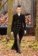シャネル 2018/19年秋冬 プレタポルテ コレクション - 日ごとに秋めくシャネルの森｜写真2