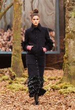 シャネル 2018/19年秋冬 プレタポルテ コレクション - 日ごとに秋めくシャネルの森｜写真4