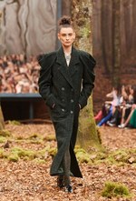 シャネル 2018/19年秋冬 プレタポルテ コレクション - 日ごとに秋めくシャネルの森｜写真6