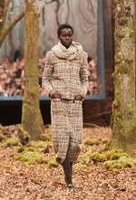 シャネル 2018/19年秋冬 プレタポルテ コレクション - 日ごとに秋めくシャネルの森｜写真10